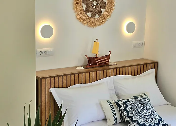 Konukevi Ares Beachfront Luxury 3*