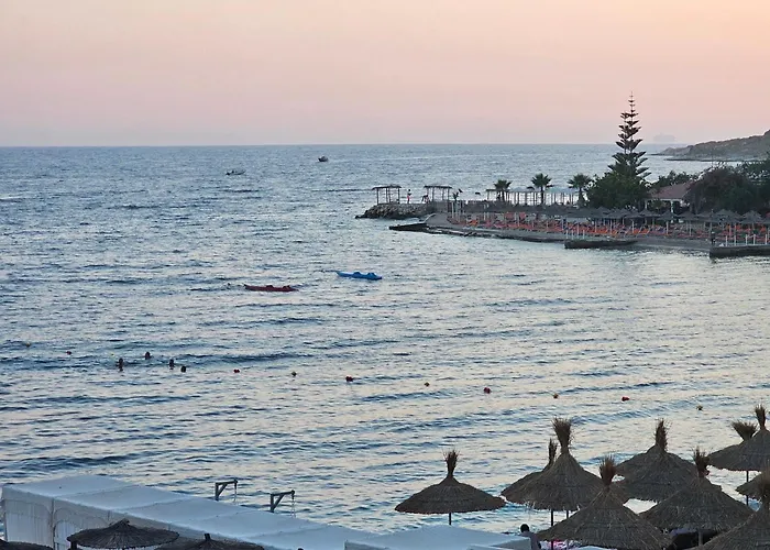 Konukevi Ares Beachfront Luxury 3*